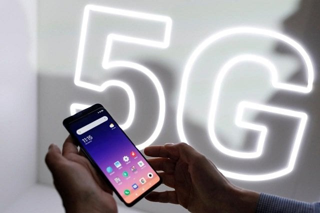 a person checks out the new xiaomi mi 9 mobile phone ahead of the mobile world congress mwc 19 in barcelona spain february 24 2019 photo reuters a person checks out the new xiaomi mi 9 mobile phone ahead of the mobile world congress mwc 19 in barcelona spain february 24 2019 photo reuters