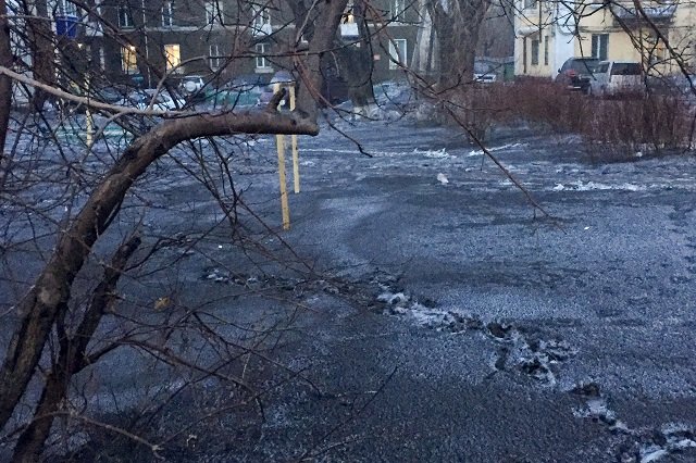 picture shows a view of a snowy yard covered with a layer of coal dust in the town of kiselyovsk east of moscow photo afp