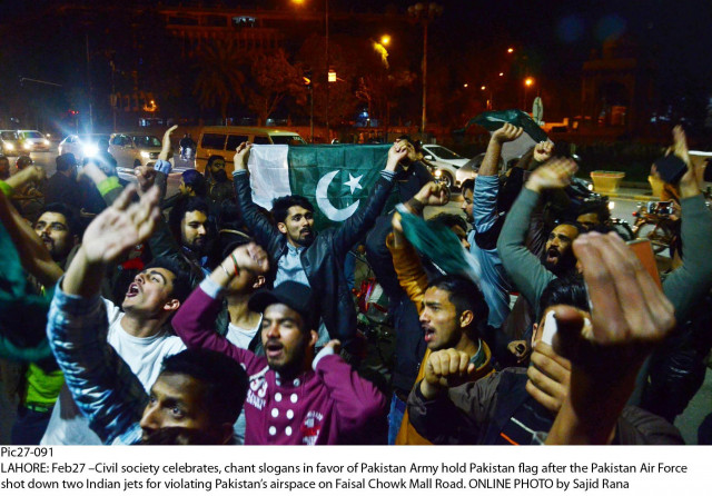 people shout slogans in favour of pakistan army in lahore photo online people shout slogans in favour of pakistan army in lahore photo online