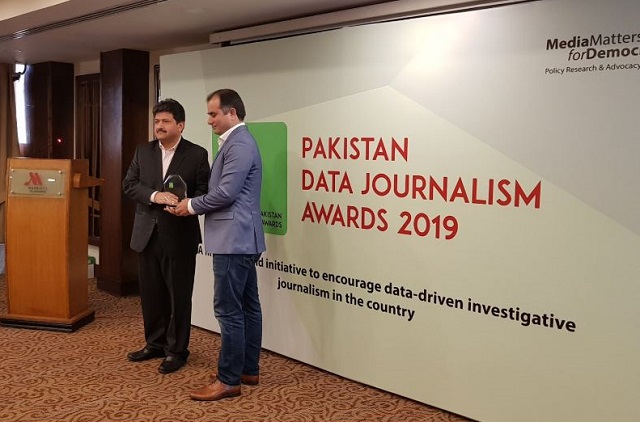 riazul haq receives the award from hamir mir photo media matters for democracy