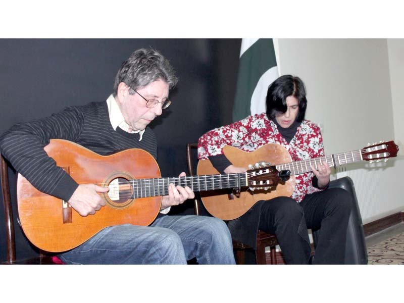 argentine french musical duo performing a musical show workshop photo online