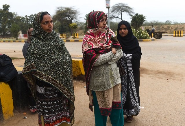 relatives of pakistani prisoner shakir ullah wait for his body to be returned near the india pakistan wagah border on march 2 2019 photo afp