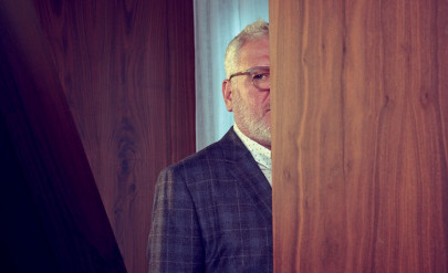 ted baker founder ray kelvin steps down amid forced hugging allegations ted baker founder ray kelvin steps down amid forced hugging allegations