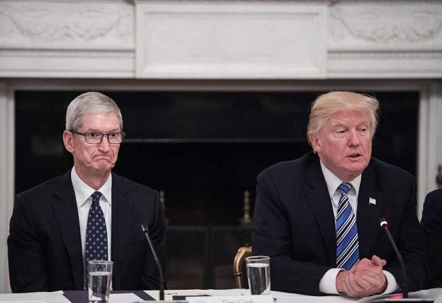 apple ceo tim cook l listens to us president donald trump during an american technology council roundtable at the white house in washington dc on june 19 2017 photo afp apple ceo tim cook l listens to us president donald trump during an american technology council roundtable at the white house in washington dc on june 19 2017 photo afp