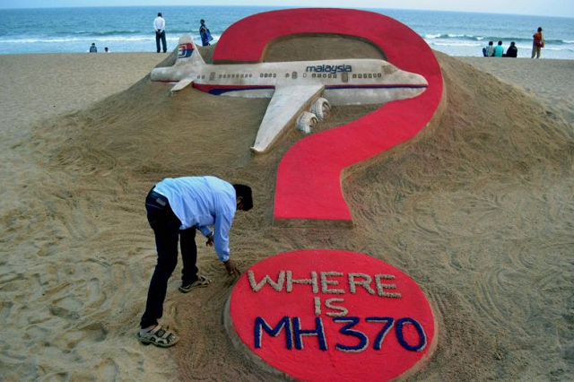 indian sand artist sudarsan pattnaik creating a sculpture of missing malaysia airlines flight mh370 on puri beach in eastern odisha state on march 7 2015 photo afp indian sand artist sudarsan pattnaik creating a sculpture of missing malaysia airlines flight mh370 on puri beach in eastern odisha state on march 7 2015 photo afp