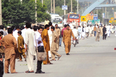 pedestrians taking risk of life by racing across expressway pedestrians taking risk of life by racing across expressway