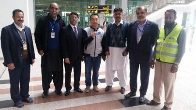 porter returns chinese man s valuables worth over rs1m at islamabad airport
