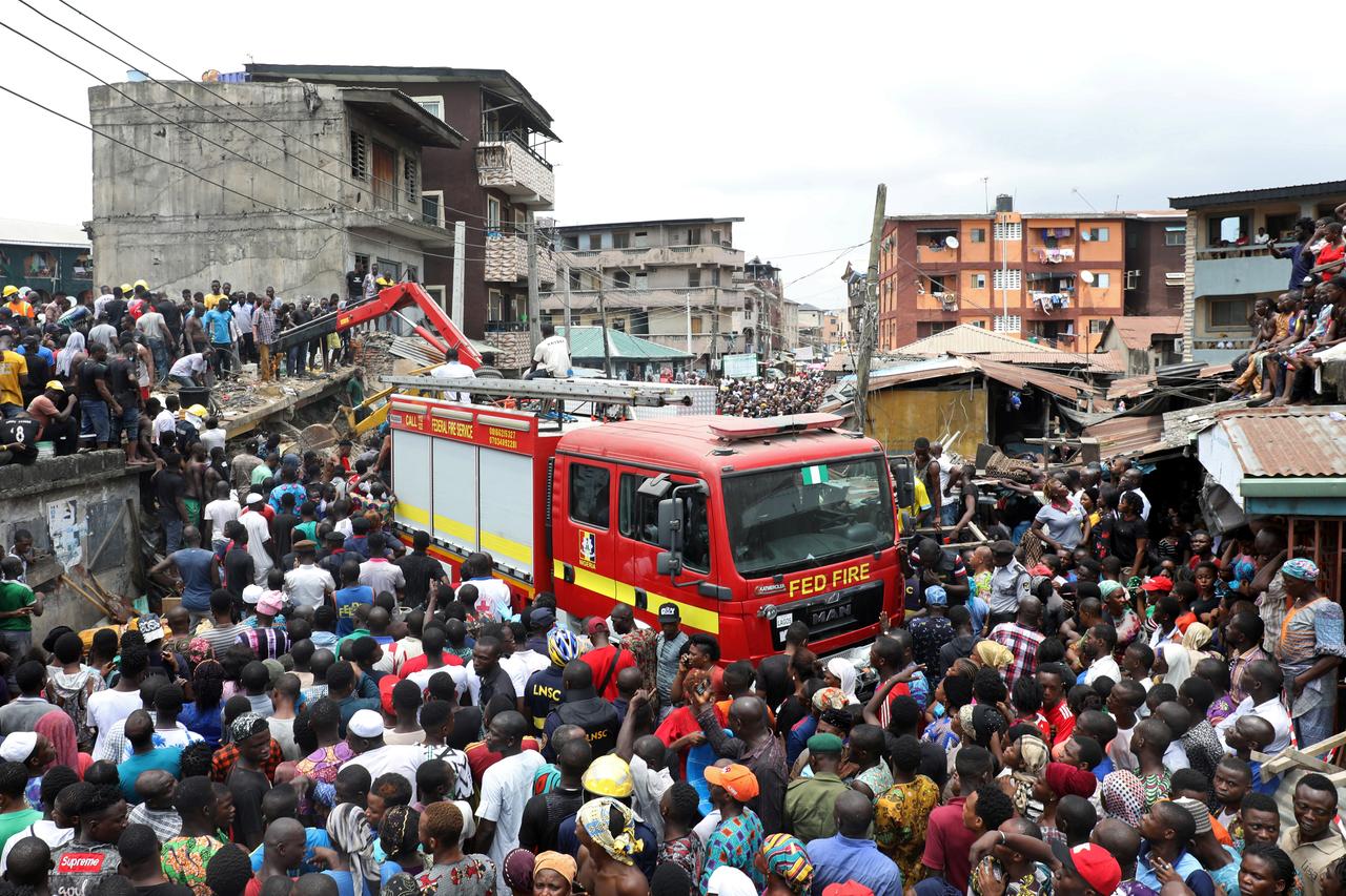100 children many others feared trapped in collapse of nigeria building that housed school