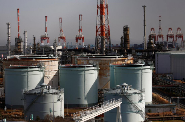 market torn between high us oil output and opec compliance with production cuts photo reuters market torn between high us oil output and opec compliance with production cuts photo reuters