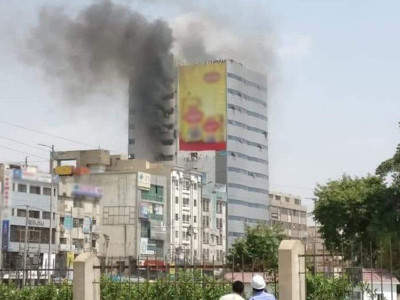 karachi building blaze kills two karachi building blaze kills two