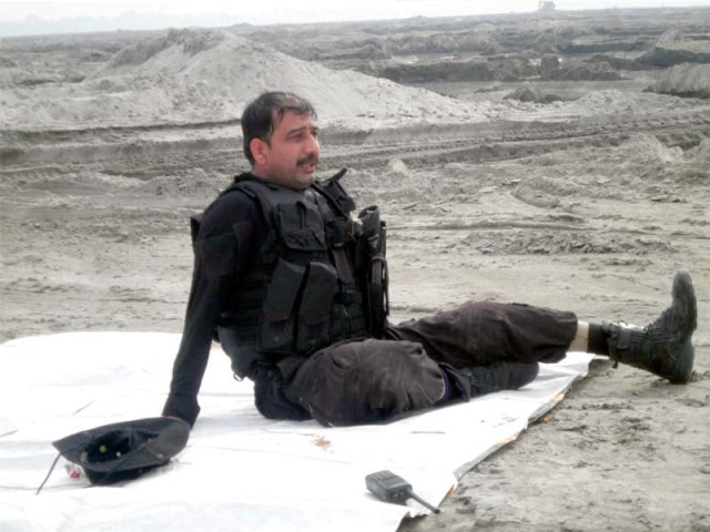 di khan police bds squad s inayatullah khan tiger and his new artificial leg photo express di khan police bds squad s inayatullah khan tiger and his new artificial leg photo express