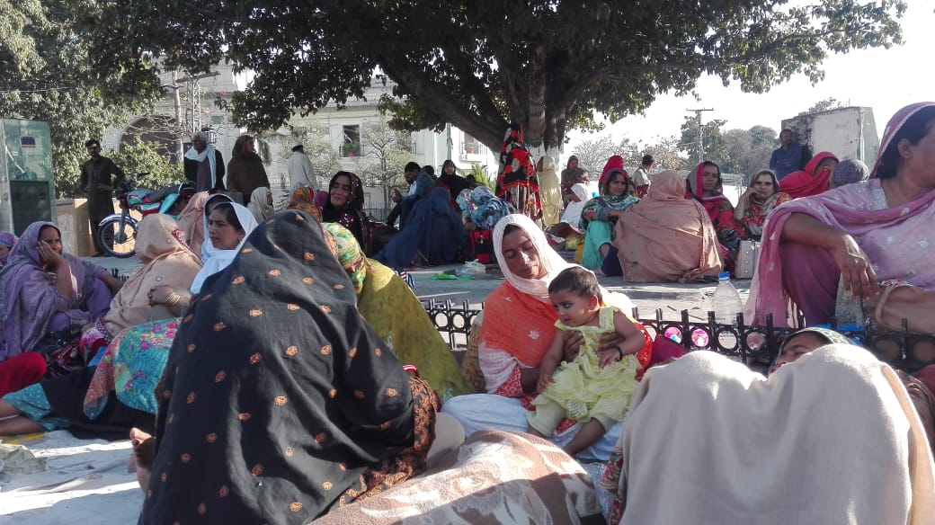 lhws continue sit in in lahore photo express