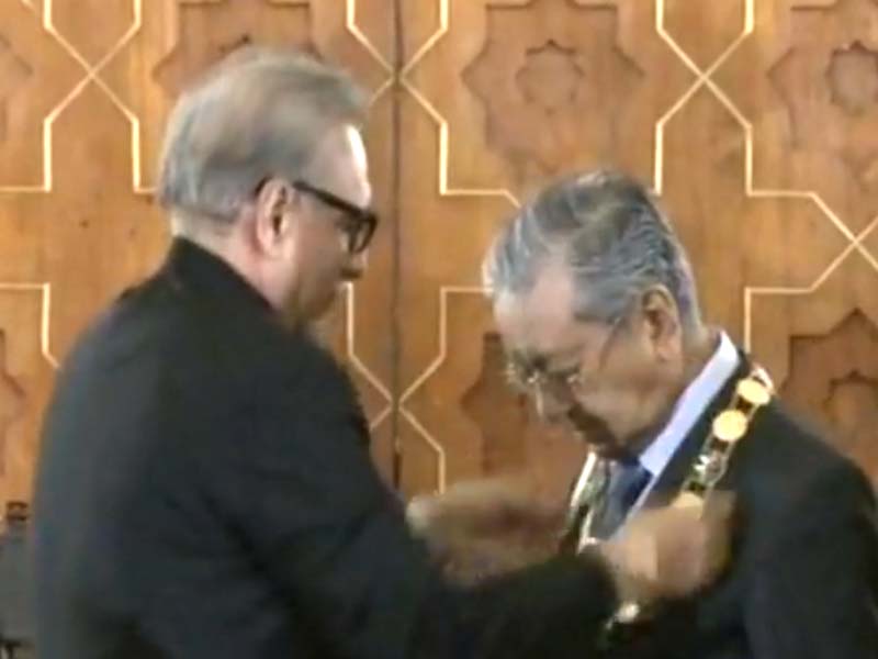 president dr arif alvi confers on nishan e pakistan on malaysia prime minister mahathir mohmad on march 22 2019 screengrab