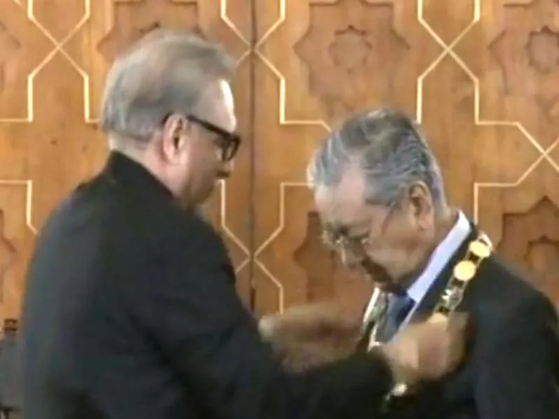 president dr arif alvi confers on nishan e pakistan on malaysia prime minister mahathir mohmad on march 22 2019 screengrab president dr arif alvi confers on nishan e pakistan on malaysia prime minister mahathir mohmad on march 22 2019 screengrab
