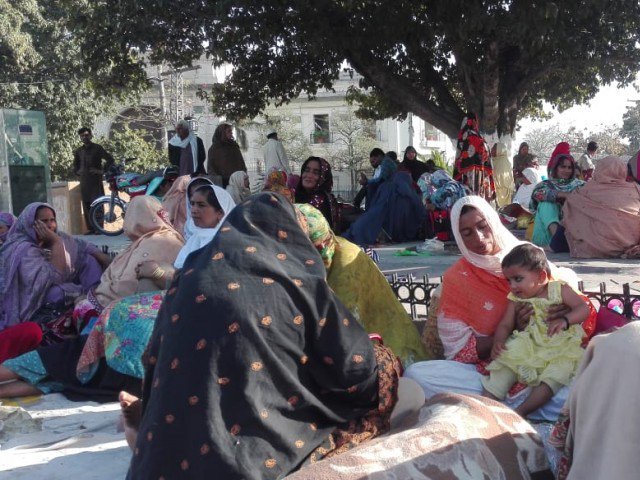 lady health workers end sit in