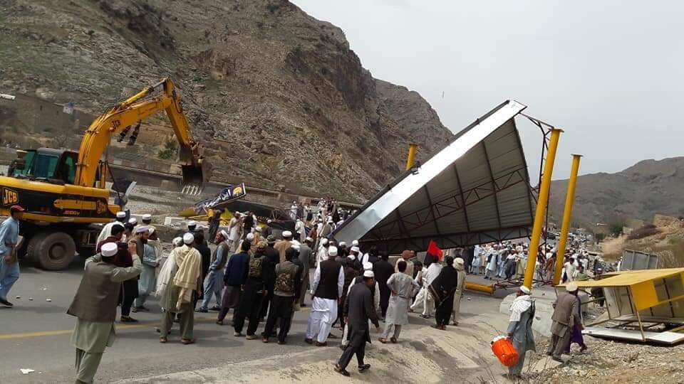 protestors raze toll plaza along pakistan afghanistan highway photo iftikhar firdous twitter
