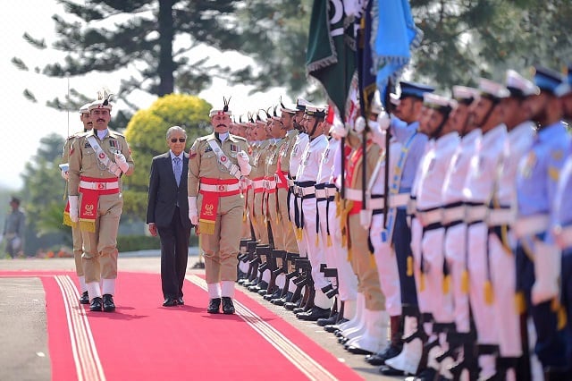 malaysian prime minister mahathir mohamad inspects a guard of honor during a ceremony on his arrival in islamabad photo afp