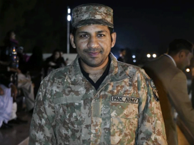 sarfraz dons pakistan army uniform to celebrate psl triumph in quetta sarfraz dons pakistan army uniform to celebrate psl triumph in quetta