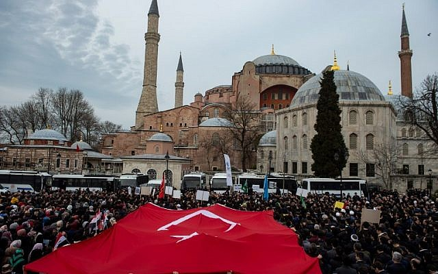 several hundred protesters gather outside istanbul 039 s hagia sophia to denounce the deadly attacks on two mosques in new zealand on march 16 2019 in istanbul photo afp several hundred protesters gather outside istanbul 039 s hagia sophia to denounce the deadly attacks on two mosques in new zealand on march 16 2019 in istanbul photo afp