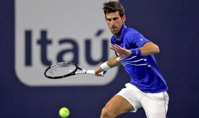 djokovic downs delbonis halep battles into 4th round