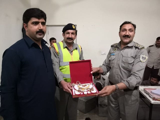 motorway police return gold jewellry to its owner photo express motorway police return gold jewellry to its owner photo express