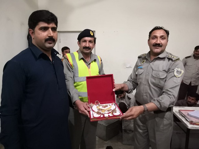 motorway police return gold jewellry to its owner photo express