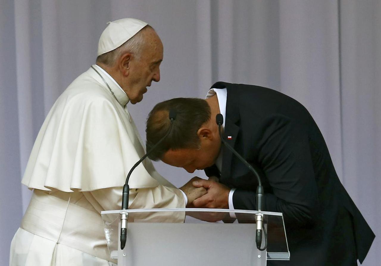 to kiss pope s hand   or not   enters the catholic culture wars