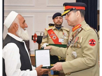 corps commander confers awards