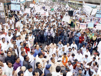 dozens injured as police baton charge tear gas protesters in karachi dozens injured as police baton charge tear gas protesters in karachi