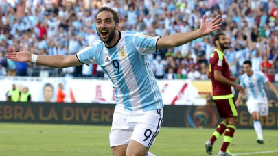 higuain retires from argentina duty with message for critics higuain retires from argentina duty with message for critics