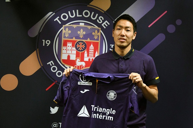 toulouse football club 039 s newly recruited defender gen shoji of japan poses with his new jersey during a press conference in january 6 2019 at the municipal stadium in toulouse southern france photo by pascal pavani afp