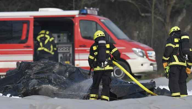 the burned out remains of a small plane lie on an asparagus field after it crashed in erzhausen near darmstadt germany on march 31 2019 photo afp the burned out remains of a small plane lie on an asparagus field after it crashed in erzhausen near darmstadt germany on march 31 2019 photo afp