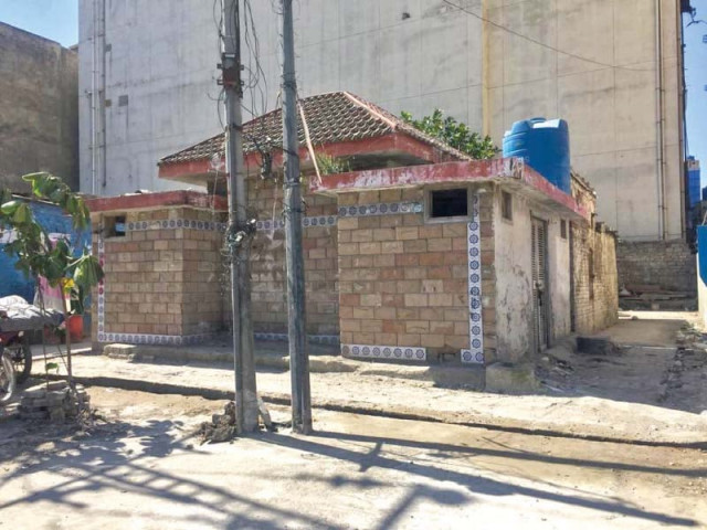 closed public toilet on adamjee road photo express closed public toilet on adamjee road photo express