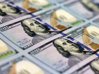 rupee hits historic low crosses 141 against dollar