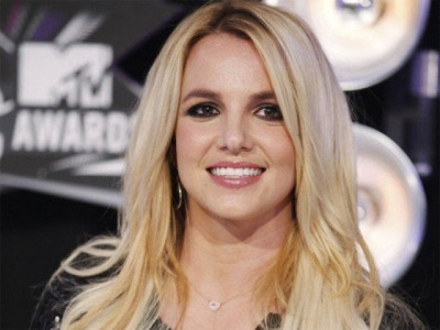 britney spears checks herself into mental health facility