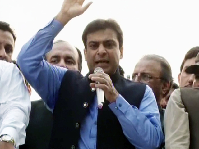 hamza shehbaz addresses pml n workers and supporter outside his residence in lahore on saturday screengrab