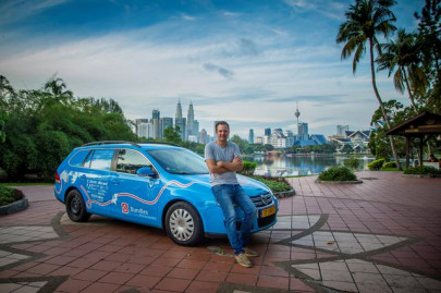 dutch adventurer finishes three year electric car journey in australia dutch adventurer finishes three year electric car journey in australia
