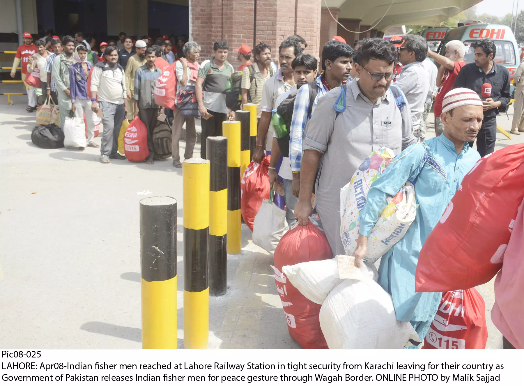 indian fishermen reached lahore railway station under strict security photo online indian fishermen reached lahore railway station under strict security photo online