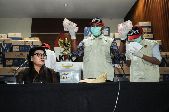 this picture taken on march 28 2019 shows basariah panjaitan l deputy chairperson of the corruption eradication commission kpk seated alongside kpk officers along with boxes of indonesian currency totalling over 560 000 usd seized from a lawmaker 039 s office during a press conference in jakarta ahead of the country 039 s general elections photo afp