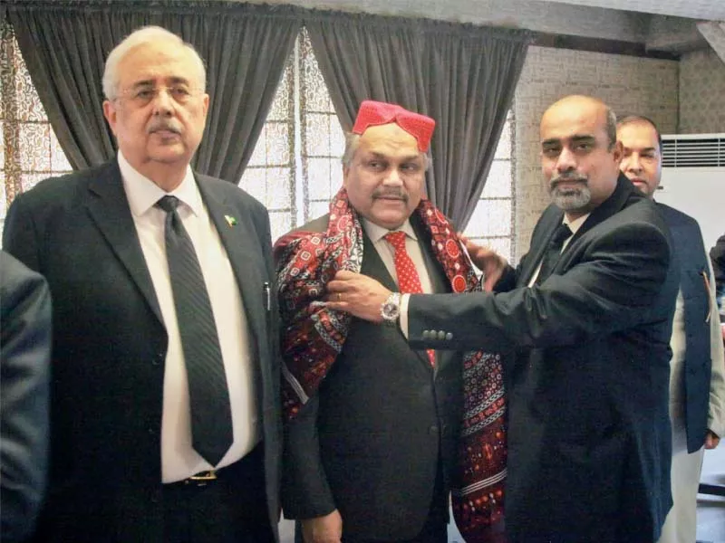 sindhi topi and ajrak being given to federal secretary communications photo express sindhi topi and ajrak being given to federal secretary communications photo express