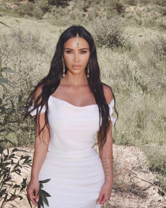kim kardashian slammed for wearing maang teeka