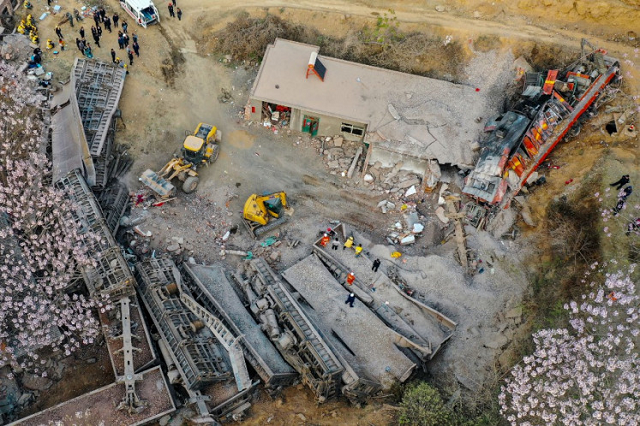 this aerial photo taken on april 11 2019 shows rescuers searching at the site where a train carrying aluminum ore derailed and hit a village house in zhengzhou in china 039 s central henan province photo afp