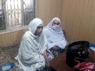 traffic wardens risk lives to arrest female robbers in rawalpindi traffic wardens risk lives to arrest female robbers in rawalpindi