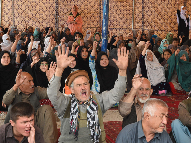 mourners of the shia hazara ethnic minority protest in quetta on april 13 2019 photo afp