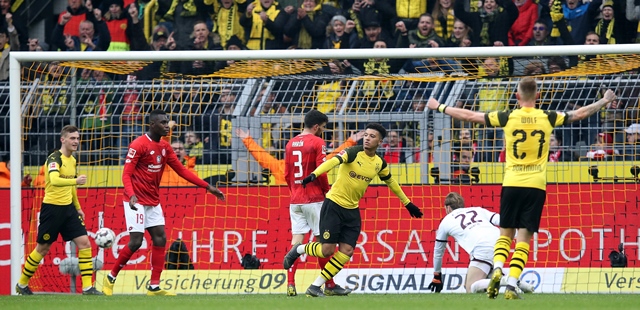 dortmund 039 s english midfielder jadon sancho 3rd r celebrates after scoring his team 039 s second goal during the german first division bundesliga football match between borussia dortmund and mainz 05 photo afp