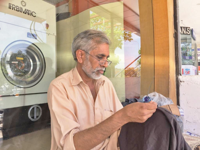 nisar ahmed seamlessly covers holes in people s clothes including of some politicians photo express nisar ahmed seamlessly covers holes in people s clothes including of some politicians photo express