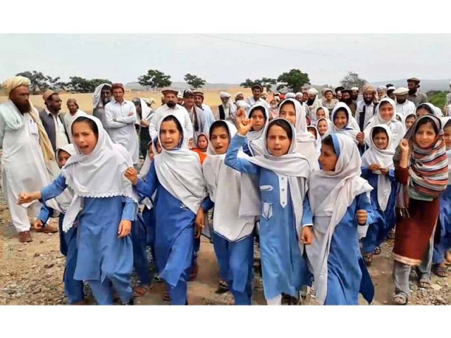 schoolchildren and their parents protest against absent teachers in south waziristan photo express schoolchildren and their parents protest against absent teachers in south waziristan photo express