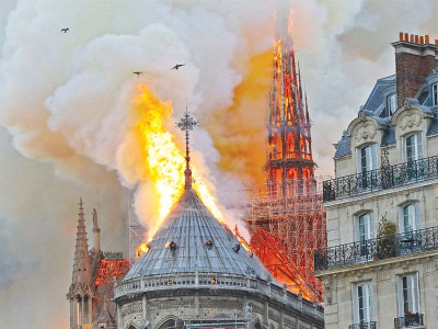 400 firefighters battle difficult notre dame fire 400 firefighters battle difficult notre dame fire