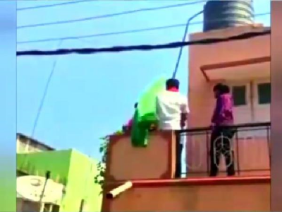 bjp workers force woman to remove islamic flag from balcony bjp workers force woman to remove islamic flag from balcony