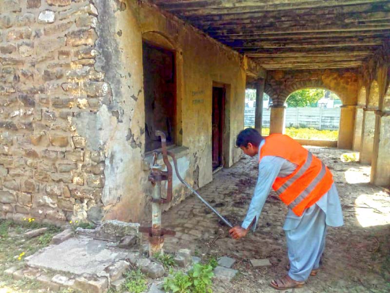 view inside rawalpindi s historic graveyard photo express agha mehroz